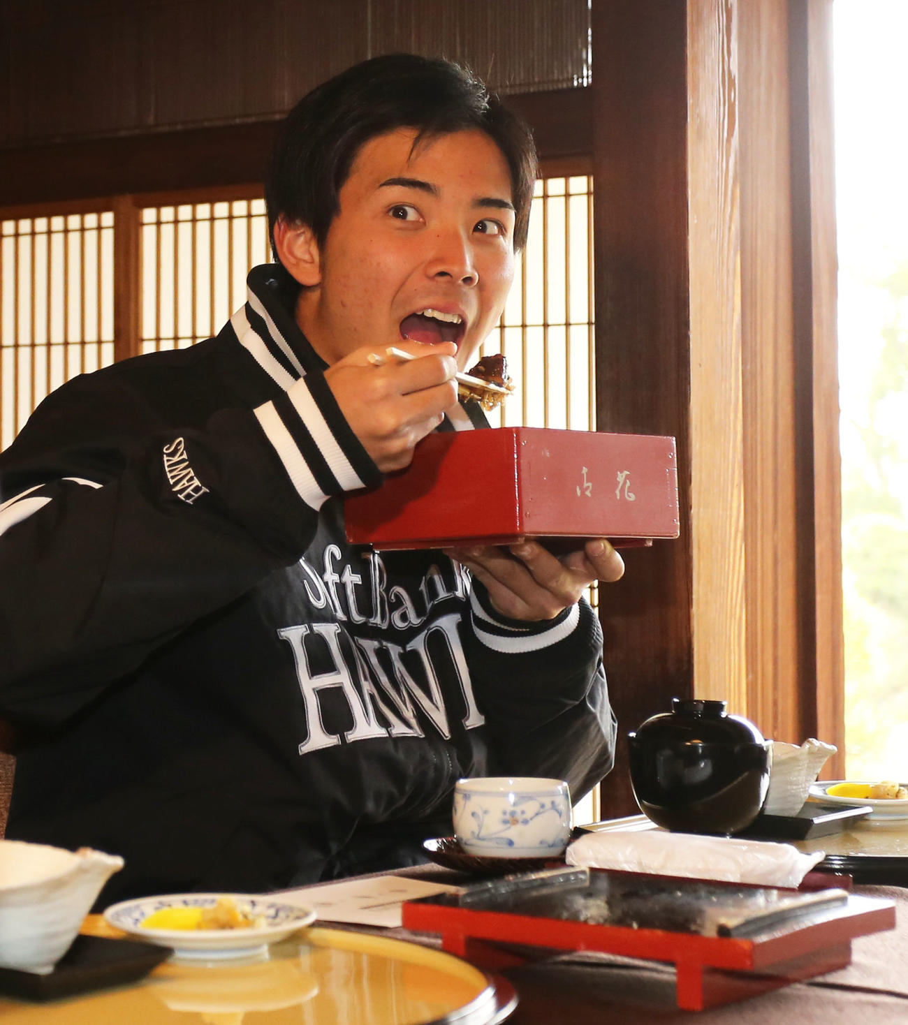 笑顔でせいろ蒸しを食べる大野（撮影・屋方直哉）