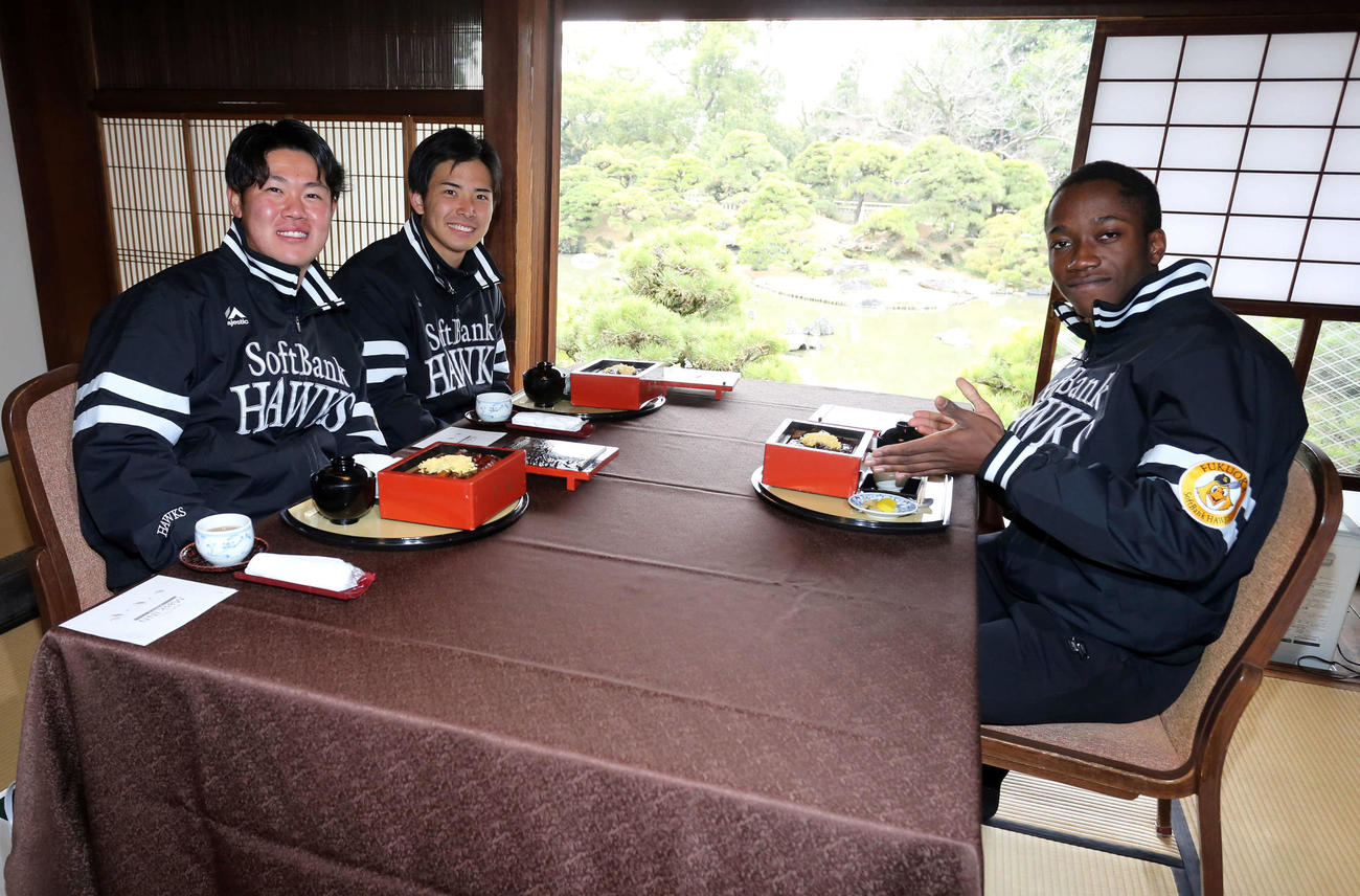 柳川市でせいろ蒸しを試食をする左から吉田、大野、イヒネ（撮影・屋方直哉）