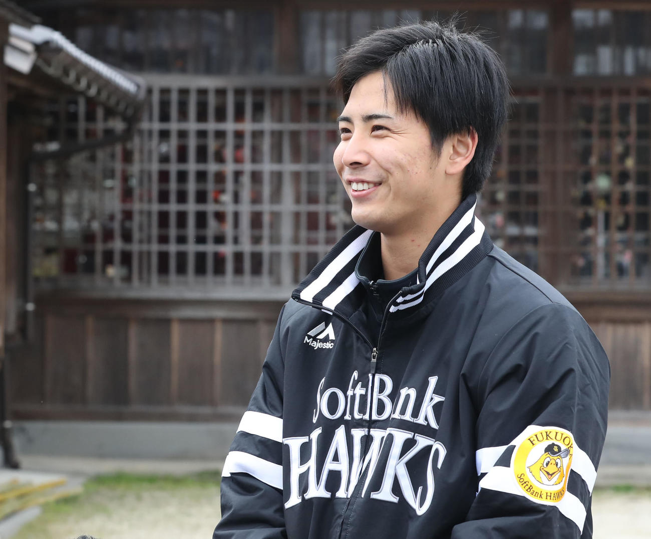 川下り体験を終え、囲み取材を受ける大野（撮影・屋方直哉）