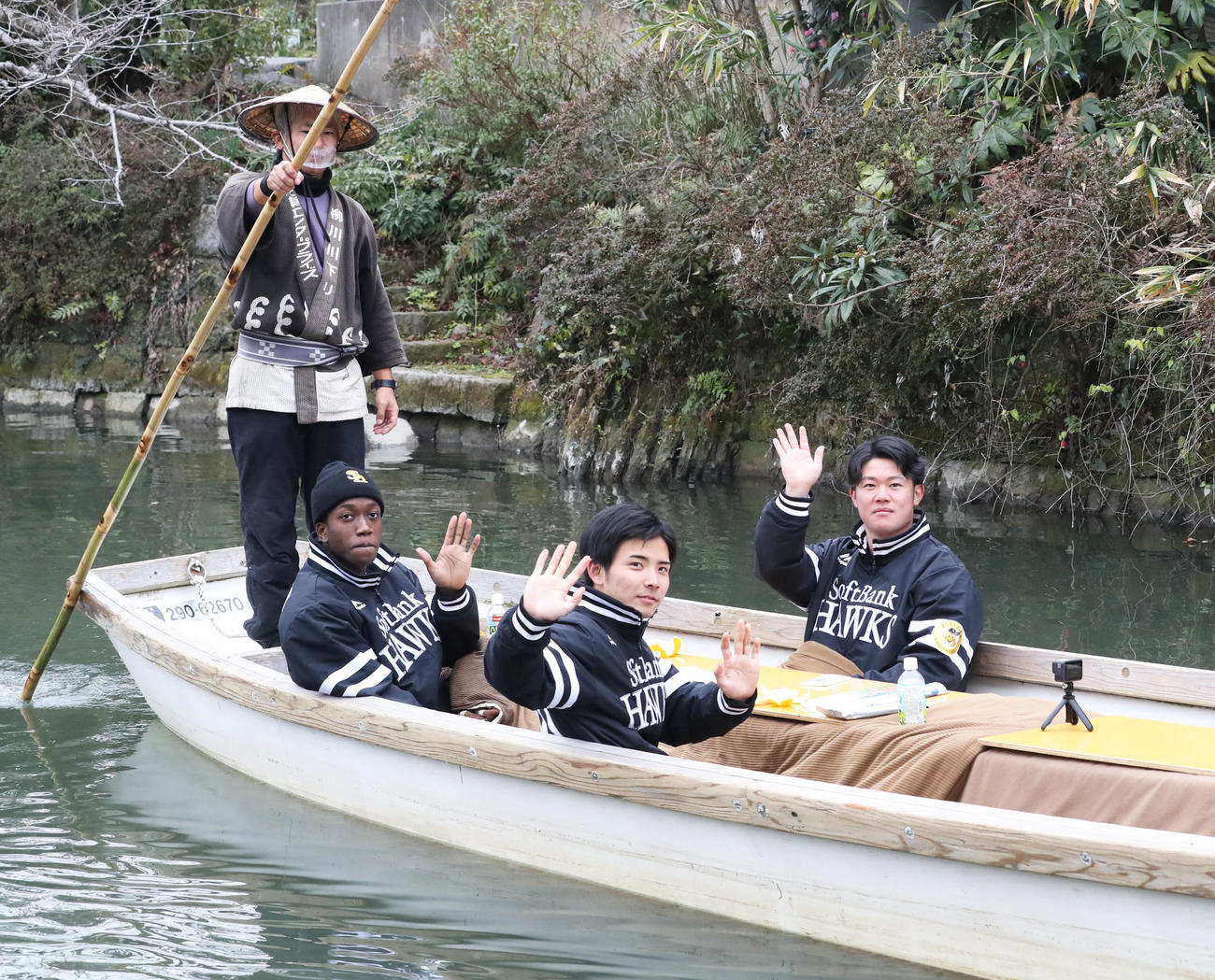 柳川市で川下り体験をする左からイヒネ、大野、吉田（撮影・屋方直哉）