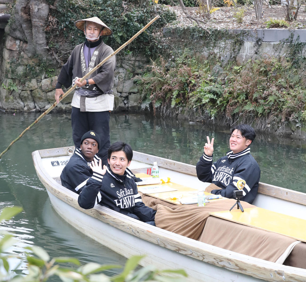 柳川市で川下り体験をする左からイヒネ、大野、吉田（撮影・屋方直哉）
