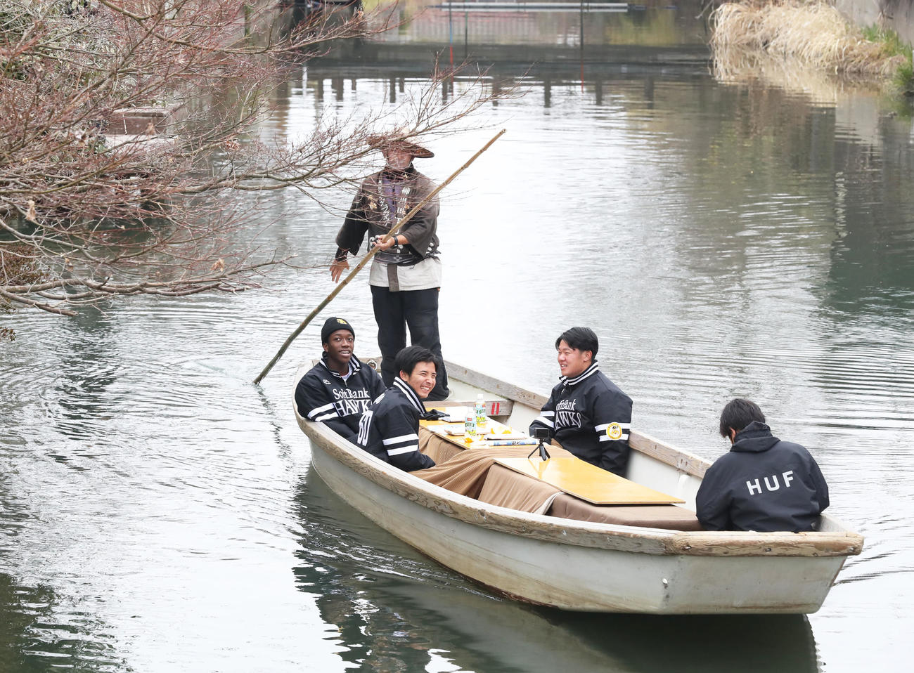 柳川市で川下り体験をする左からイヒネ、大野稼、吉田（撮影・屋方直哉）