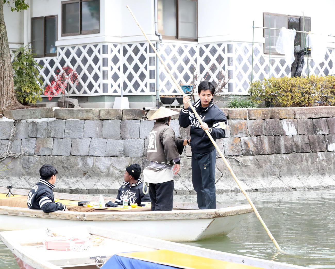 川下りで船頭体験をする大野（撮影・屋方直哉）