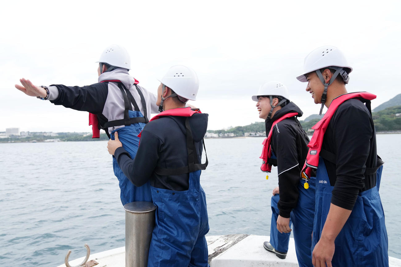 マルハニチログループの本マグロ養殖場へ向かう船上でタイタニックポーズをするDeNA新人選手たち。左から林、松尾、橋本、吉野（撮影・横山健太）