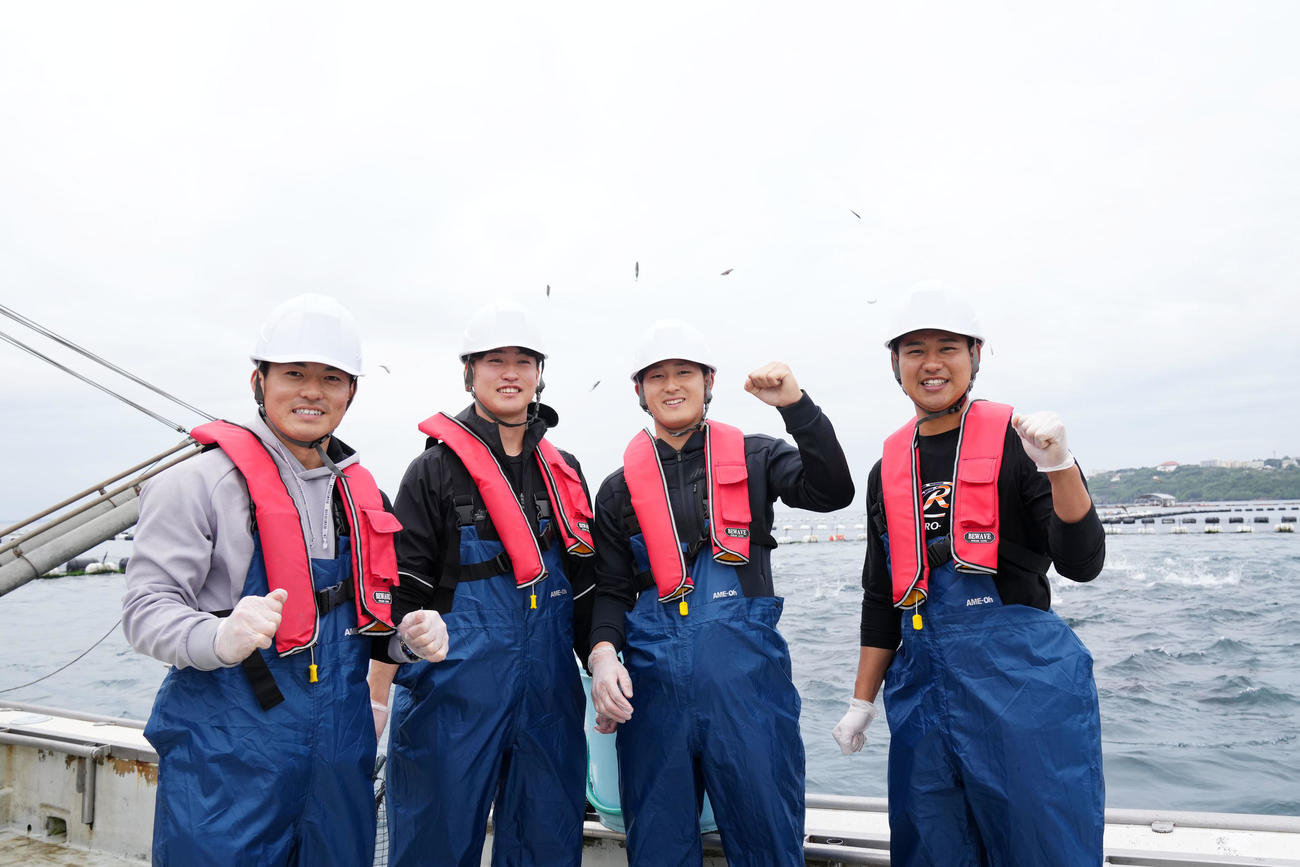 マルハニチログループの本マグロ養殖場でエサやりを体験し笑顔を見せるDeNA新人選手たち。左から吉野、橋本、松尾、林（撮影・横山健太）