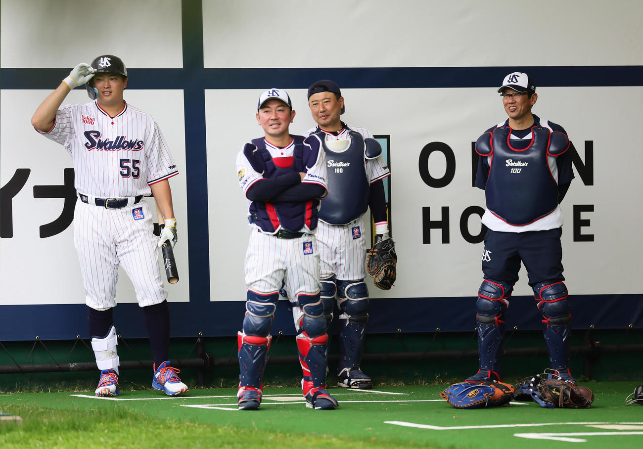 ブルペンの投手陣を笑顔で見つめるヤクルト村上（左端）と古田臨時コーチ（右端）ら（撮影・足立雅史）