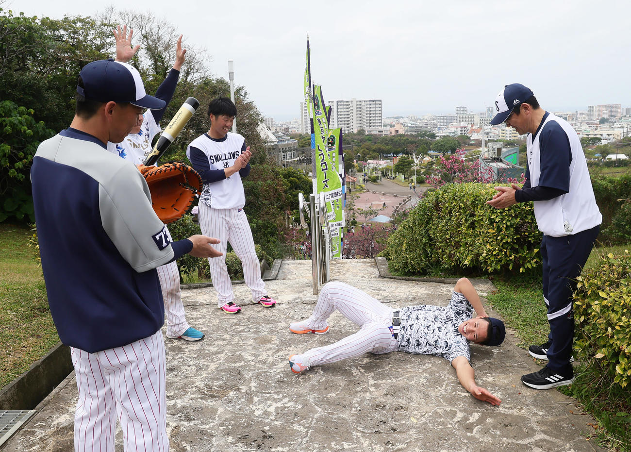ヤクルト古田臨時コーチ（右端）らが見守る中、階段ダッシュを終え、疲労困憊（こんぱい）の表情を見せる内山（右から2人目）（撮影・足立雅史）
