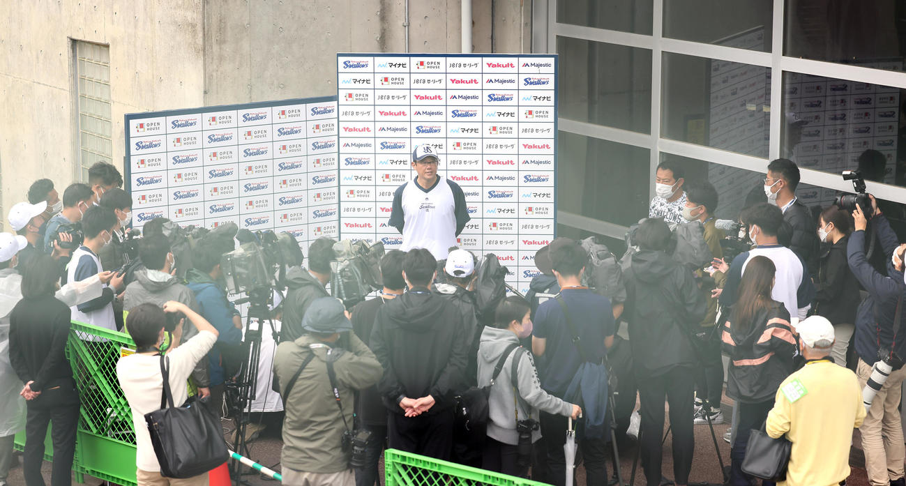 報道陣の取材を受けるヤクルト古田臨時コーチ（撮影・足立雅史）