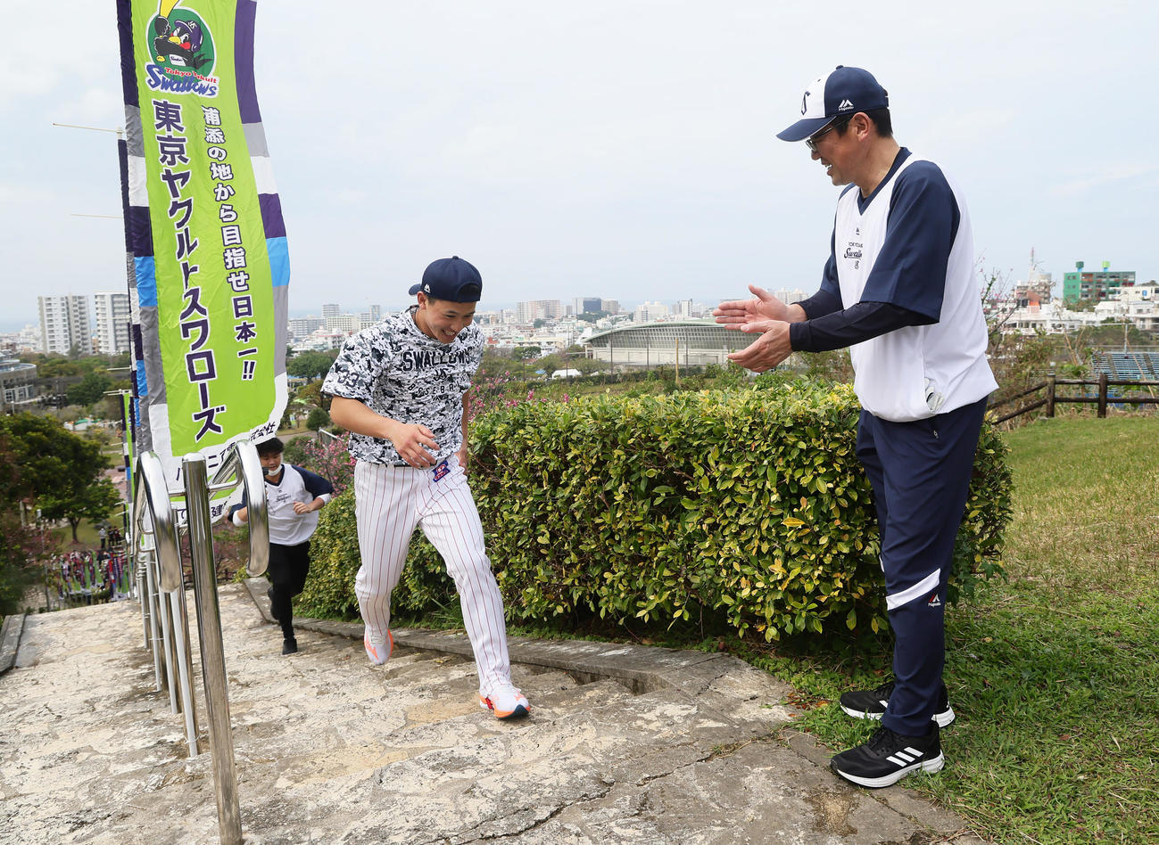 ヤクルト古田臨時コーチ（右）が見守る中、階段ダッシュで汗を流す内山（撮影・足立雅史）