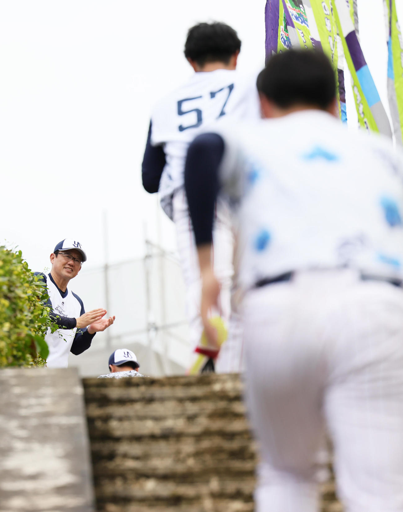 階段ダッシュ練習を見つめるヤクルト古田臨時コーチ（左）（撮影・足立雅史）