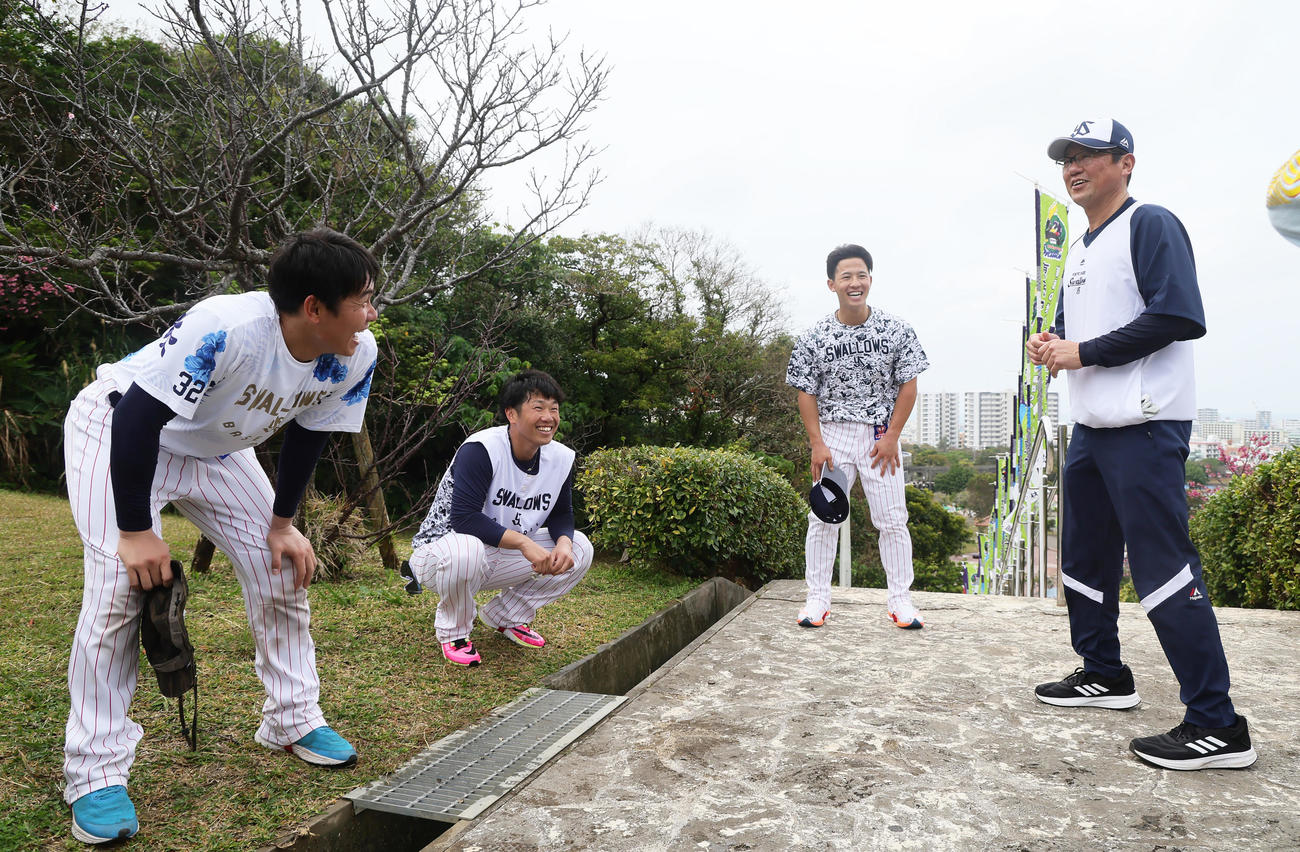 ヤクルト古田臨時コーチ（右端）が見守る中、階段ダッシュを終え、笑顔を見せる、左から松本直、古賀、内山（撮影・足立雅史）