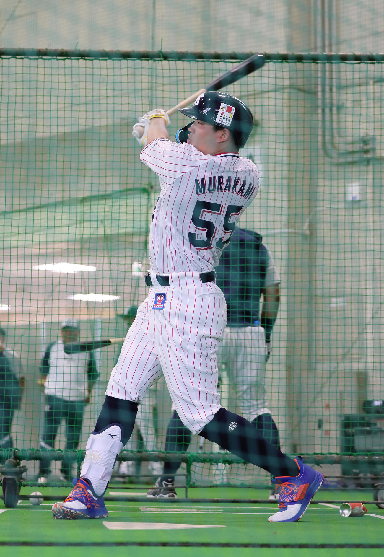 室内で打撃練習を行うヤクルト村上（撮影・足立雅史）