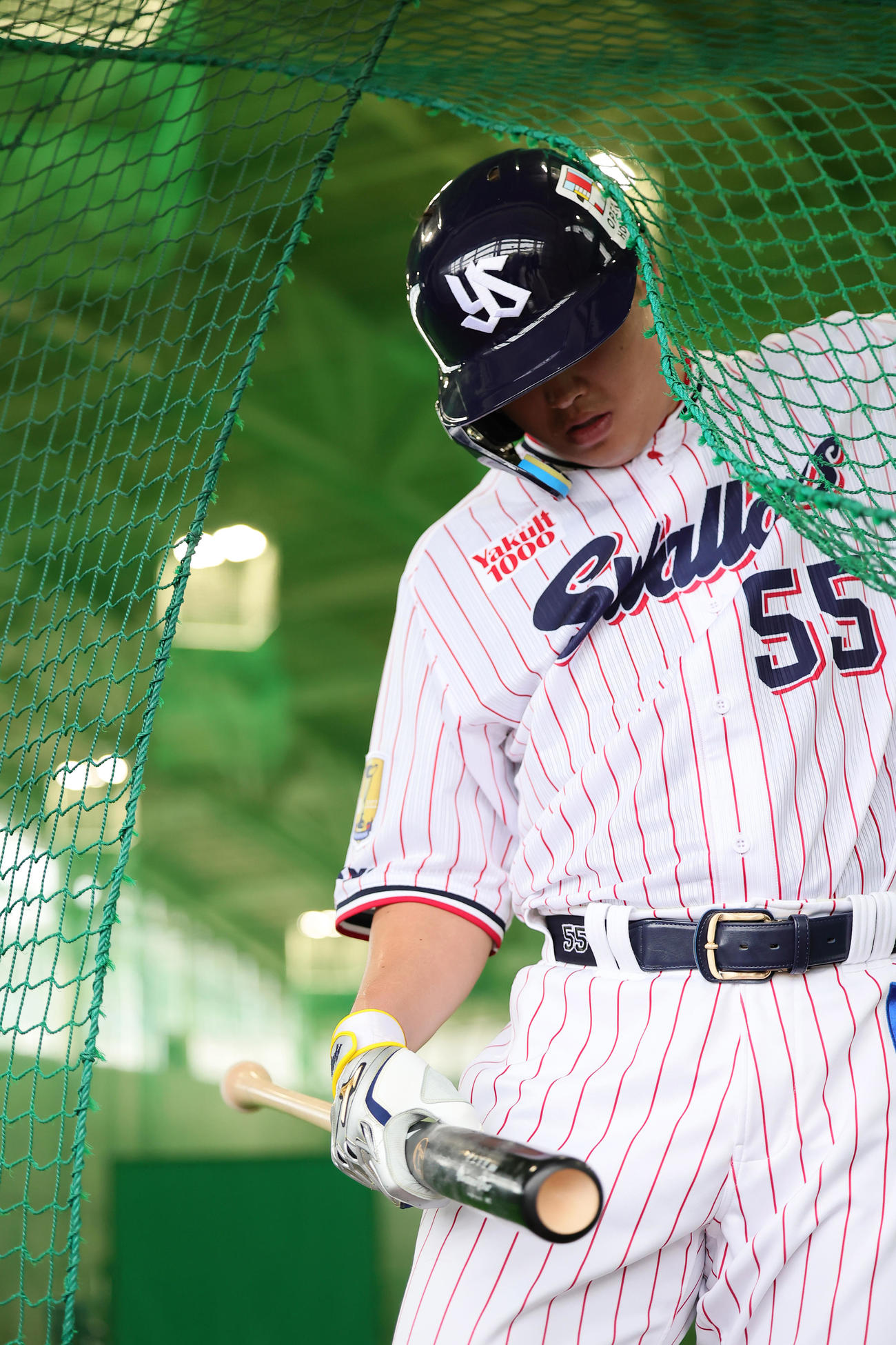 室内でのフリー打撃を終えるヤクルト村上（撮影・足立雅史）