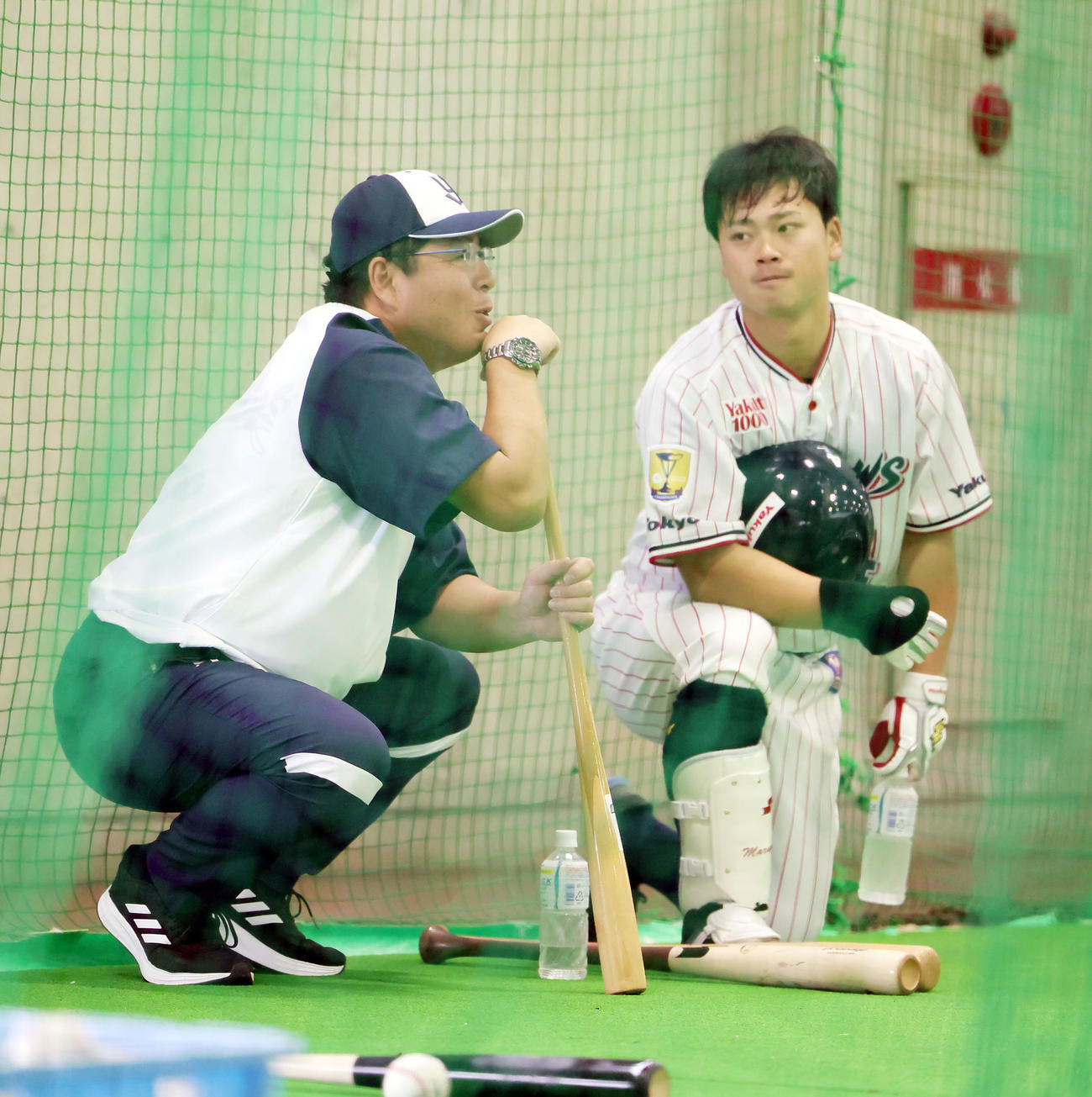 ヤクルト真中臨時コーチ（左）から指導を受ける丸山和（撮影・足立雅史）