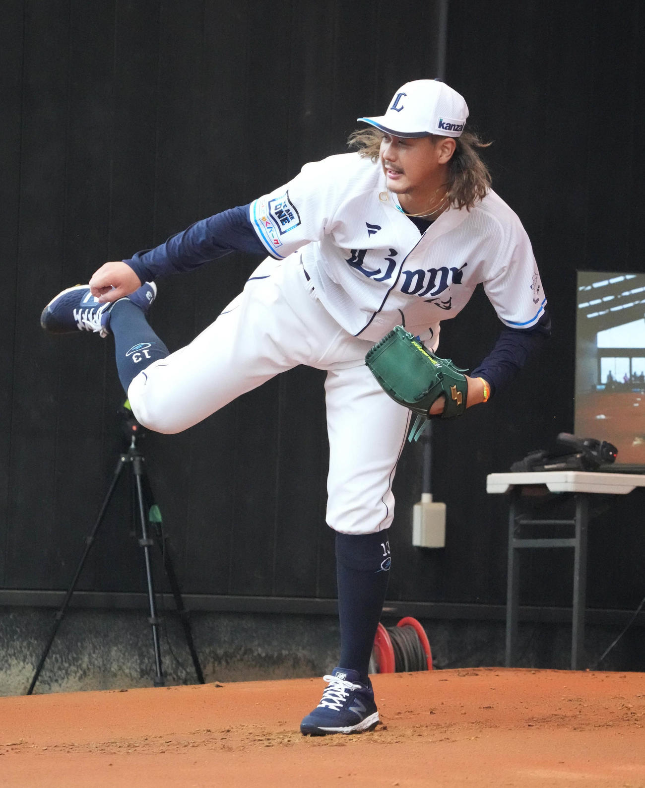 ブルペンで力投する西武高橋（撮影・小沢裕）