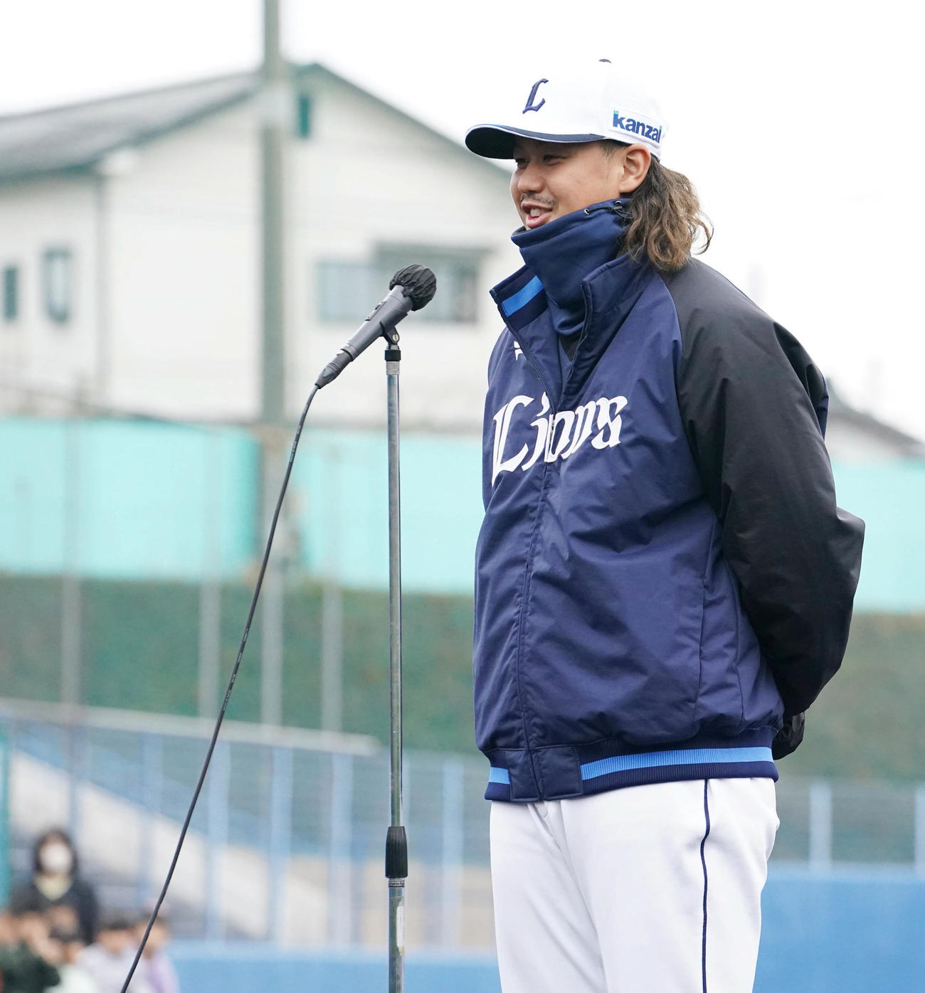 歓迎セレモニーで選手会長としてあいさつする西武高橋（撮影・小沢裕）