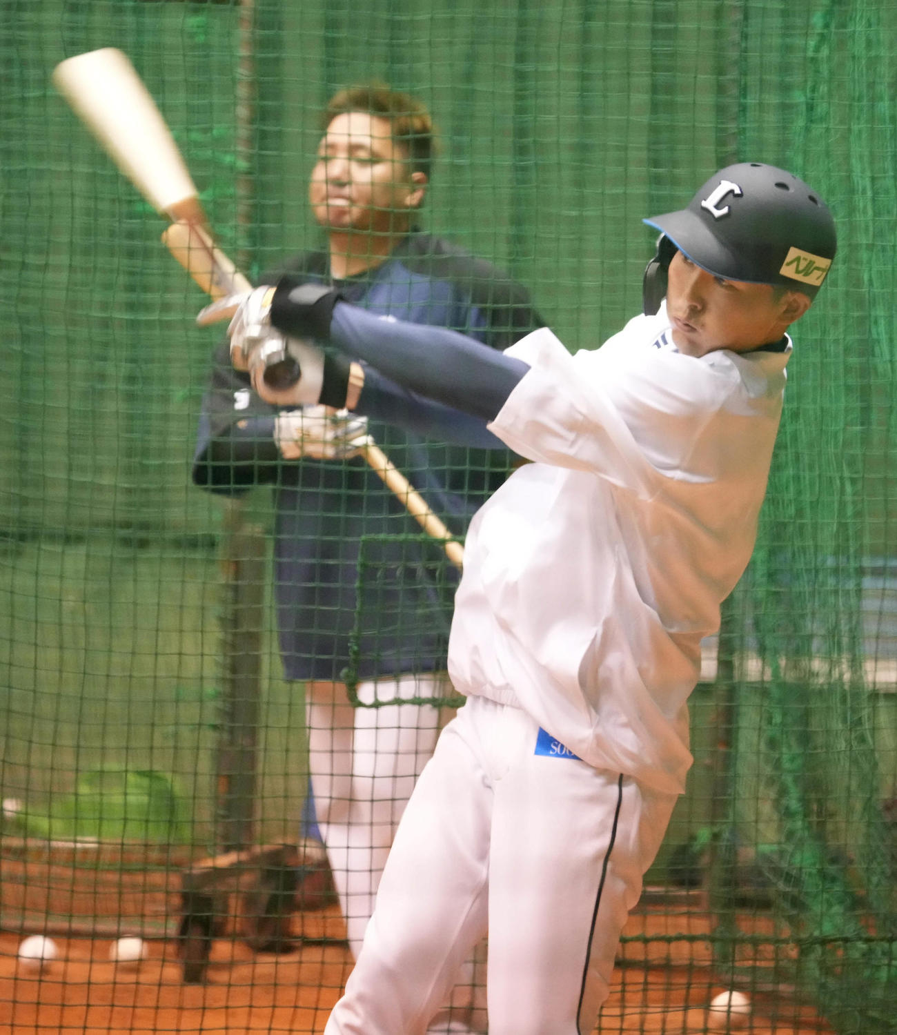 室内練習場で打撃練習する源田。後方は山川（撮影・小沢裕）