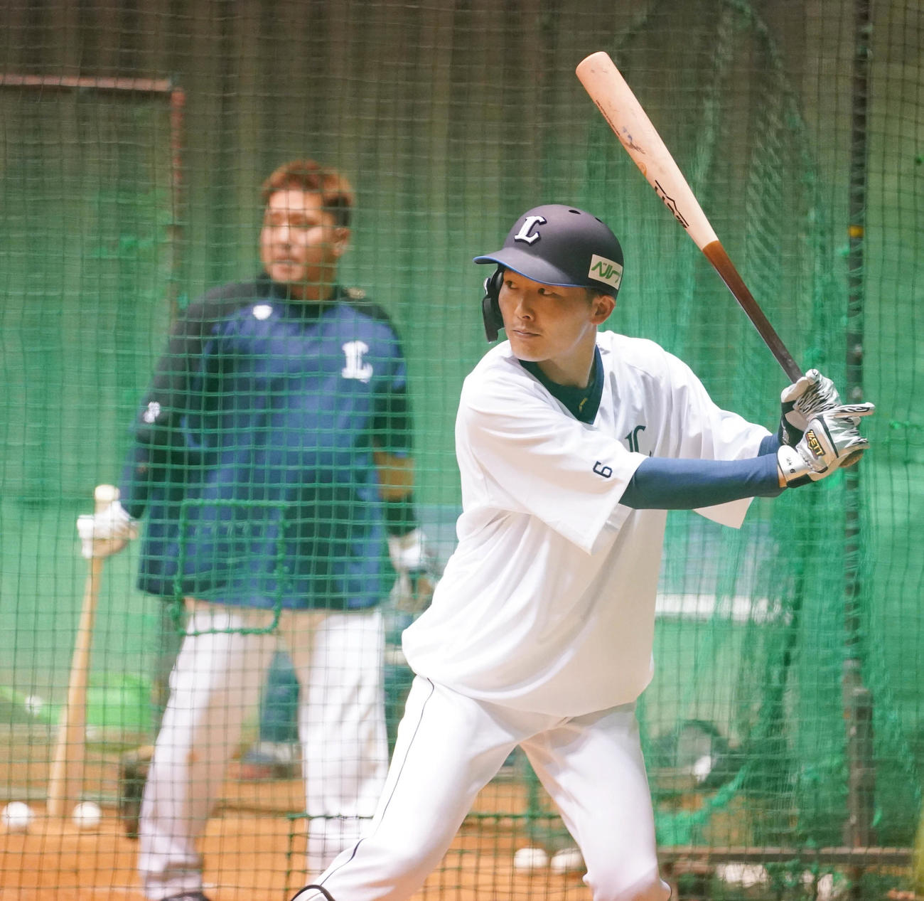 室内練習場で打撃練習する源田。後方左は山川（撮影・小沢裕）