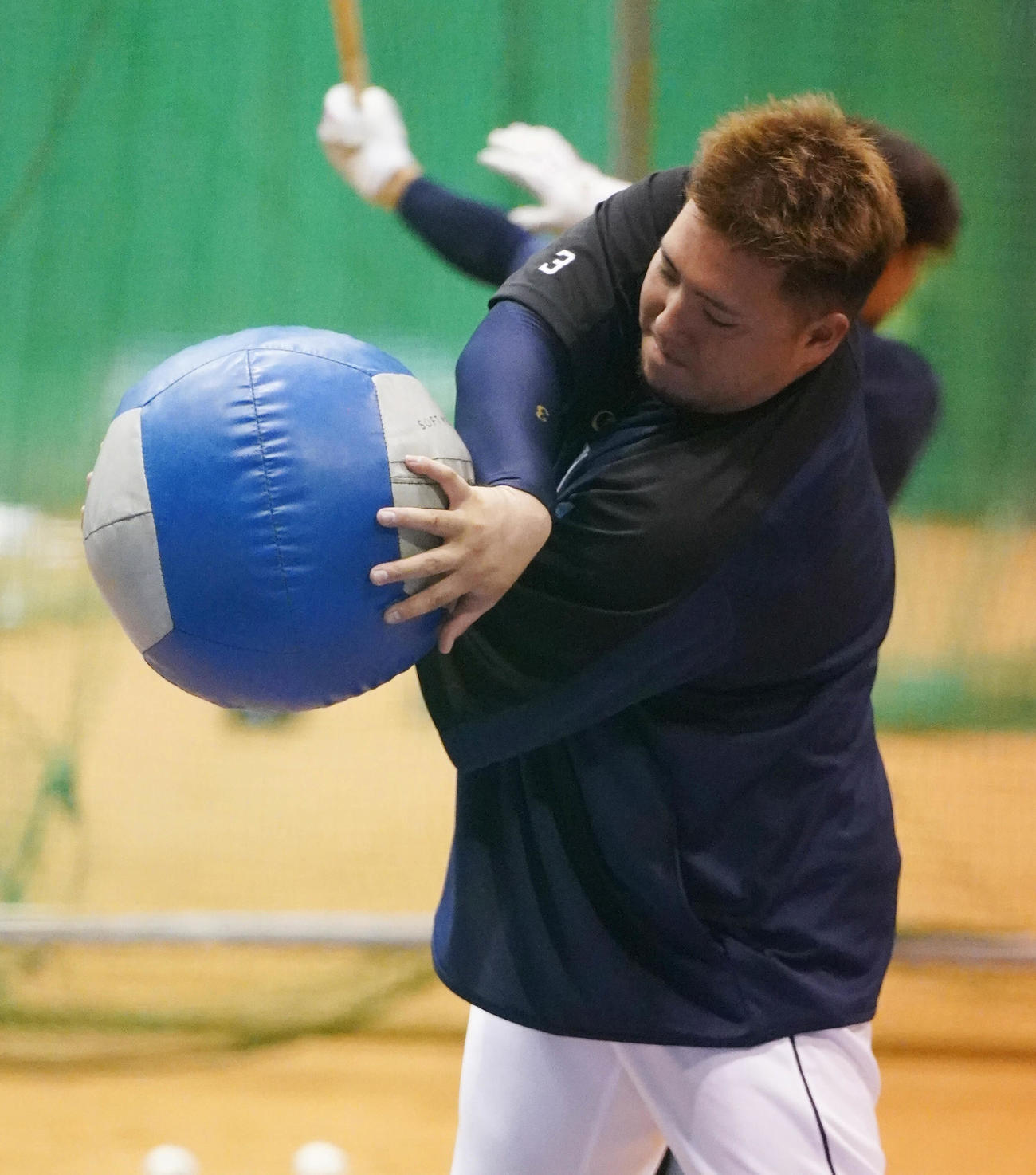 強化メニューでメディシンボールを手に身体を左右にひねる西武山川（撮影・小沢裕）
