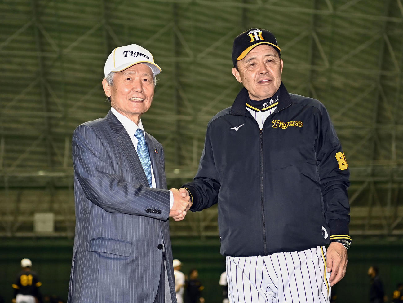 阪神のキャンプを訪れ、岡田監督（右）と握手する榊原コミッショナー
