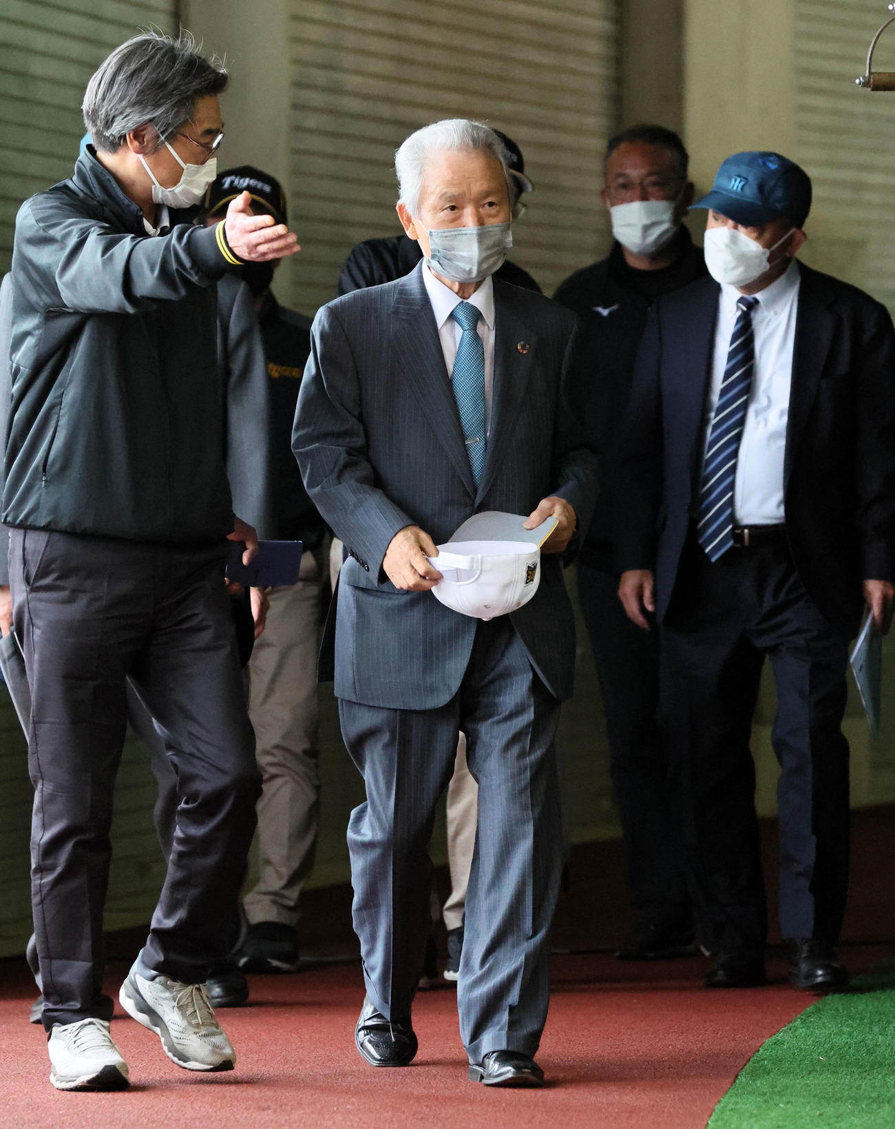 宜野座を訪れた榊原コミッショナー（撮影・加藤哉）