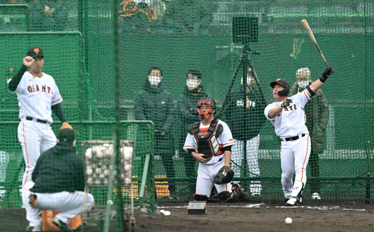 フリー打撃で巨人ドラフト1位浅野は木下のボールを打つ（撮影・滝沢徹郎）