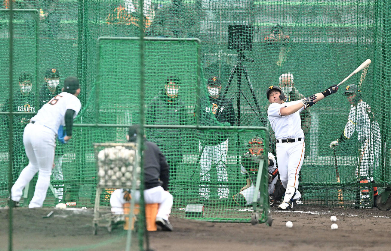 フリー打撃で巨人ドラフト1位浅野は石田のボールを打つ（撮影・滝沢徹郎）