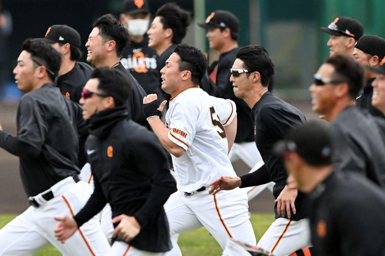 ランニングトレーニングする巨人ドラフト1位浅野（中央）（撮影・滝沢徹郎）