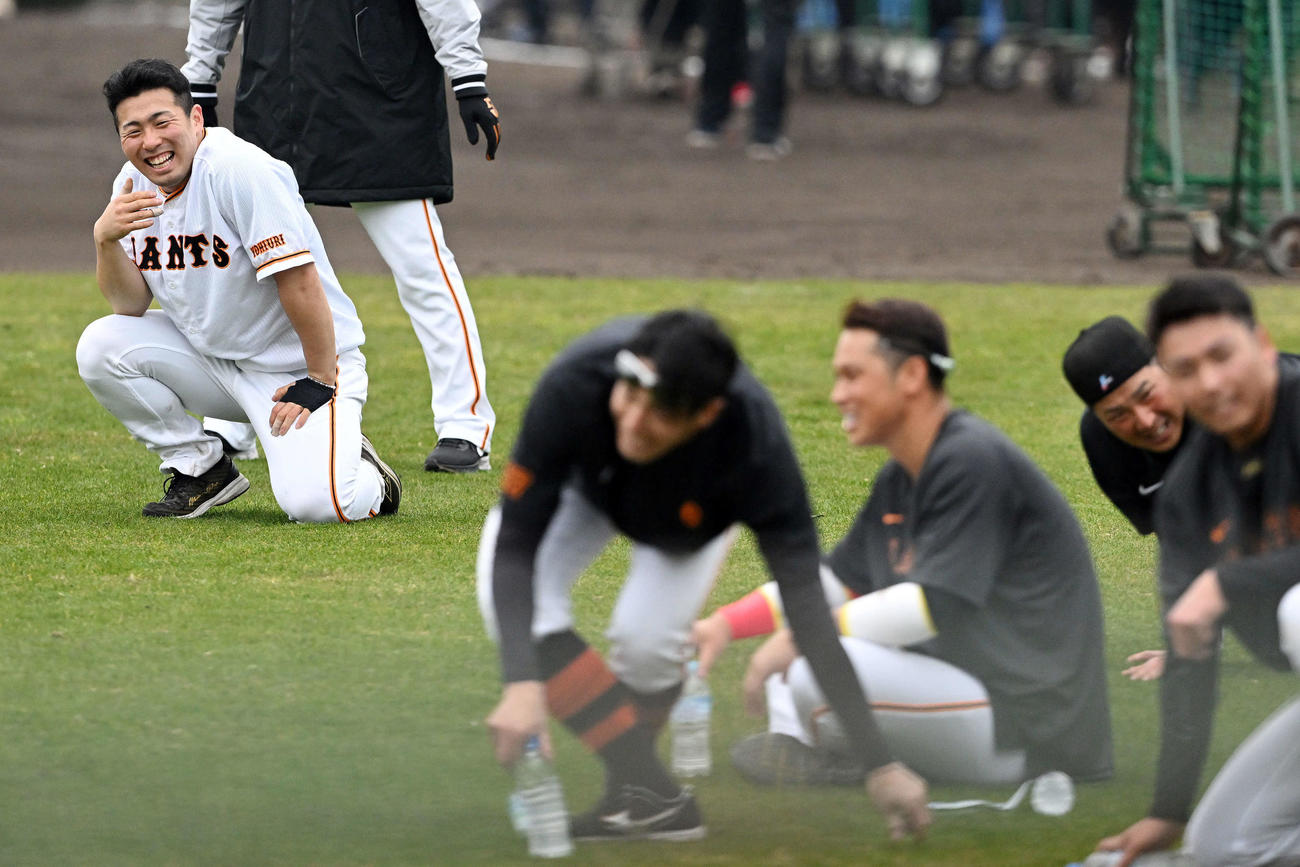 ランニングトレーニングする先輩選手を笑顔で見守る巨人ドラフト1位浅野（奥）（撮影・滝沢徹郎）