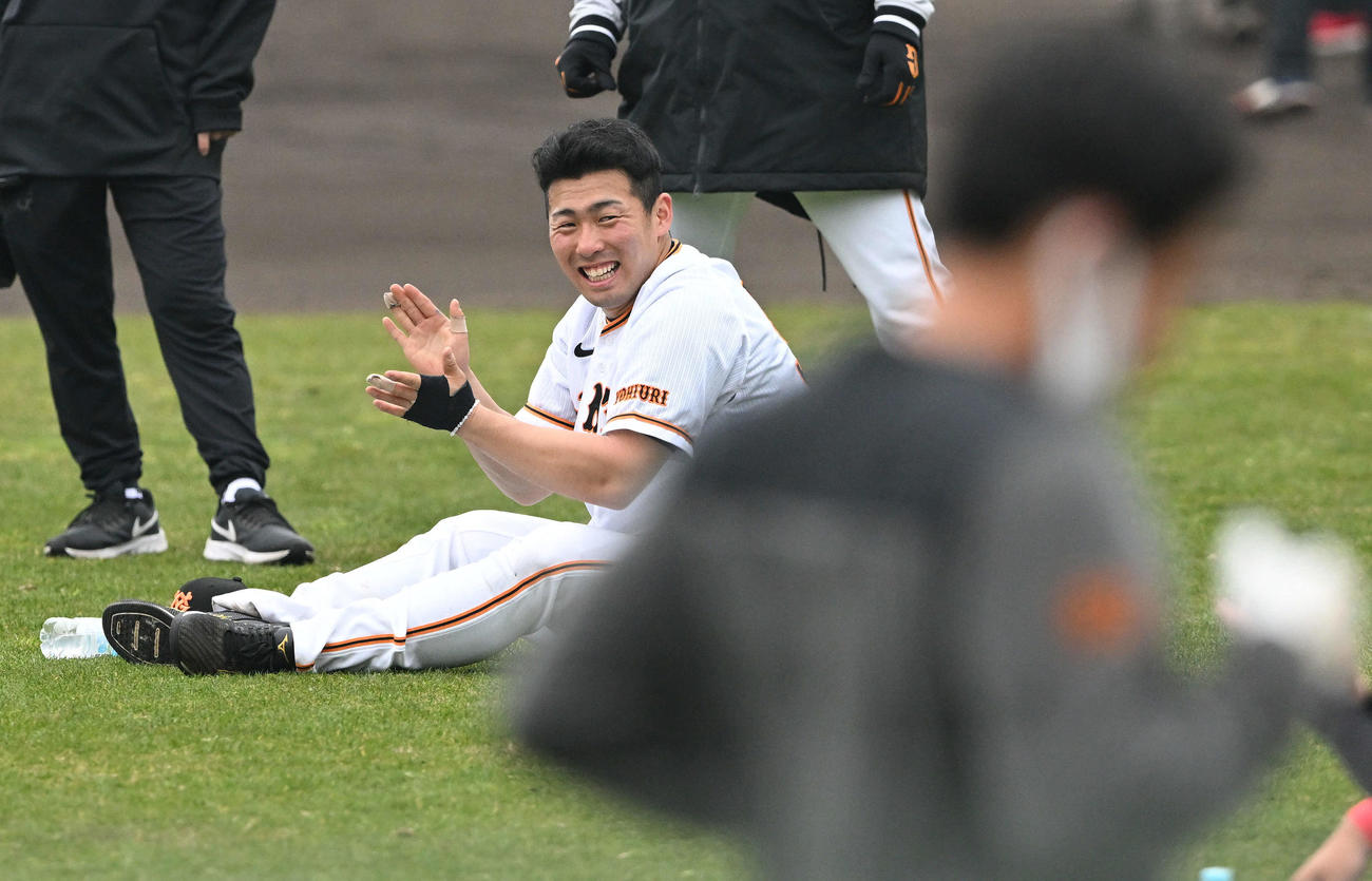 ランニングトレーニングする先輩選手を拍手で応援する巨人ドラフト1位浅野（撮影・滝沢徹郎）