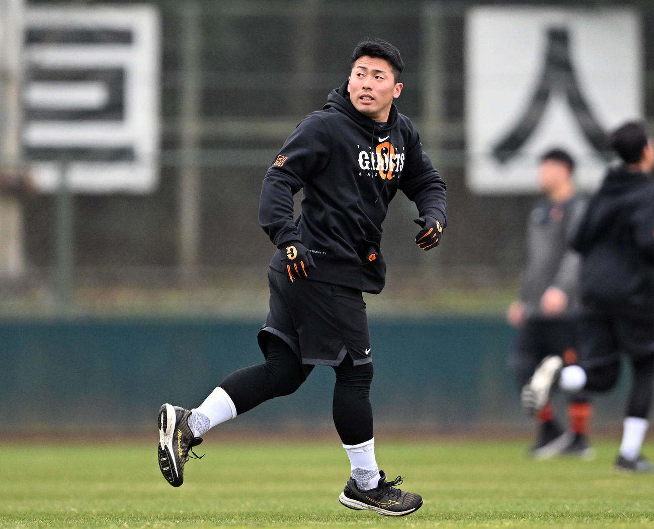ウオーミングアップする巨人ドラフト1位浅野（撮影・滝沢徹郎）