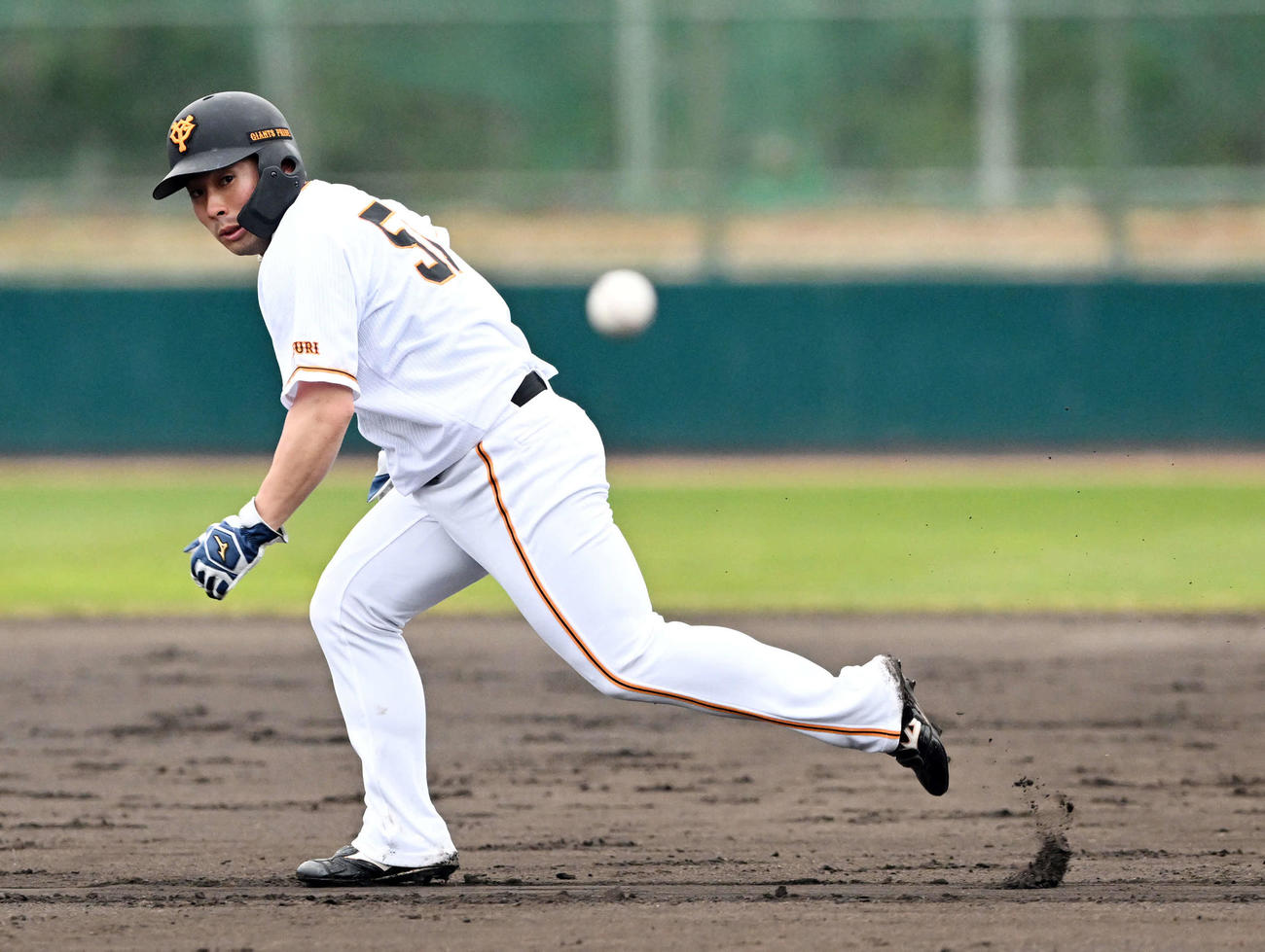 シート打撃で巨人ドラフト1位浅野は打球を見て走る（撮影・滝沢徹郎）