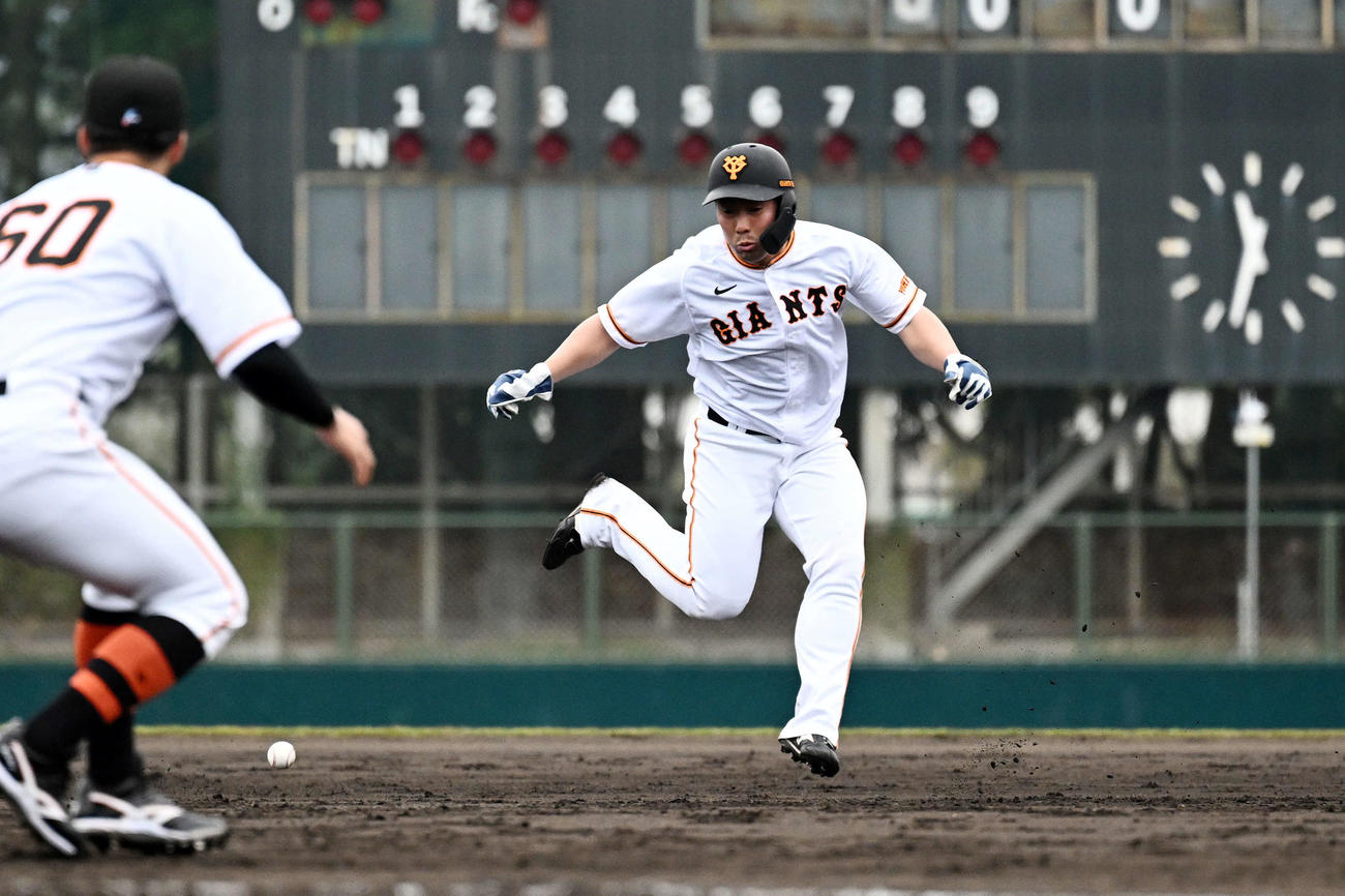 シート打撃で走者の巨人ドラフト1位浅野は打球をよける（撮影・滝沢徹郎）