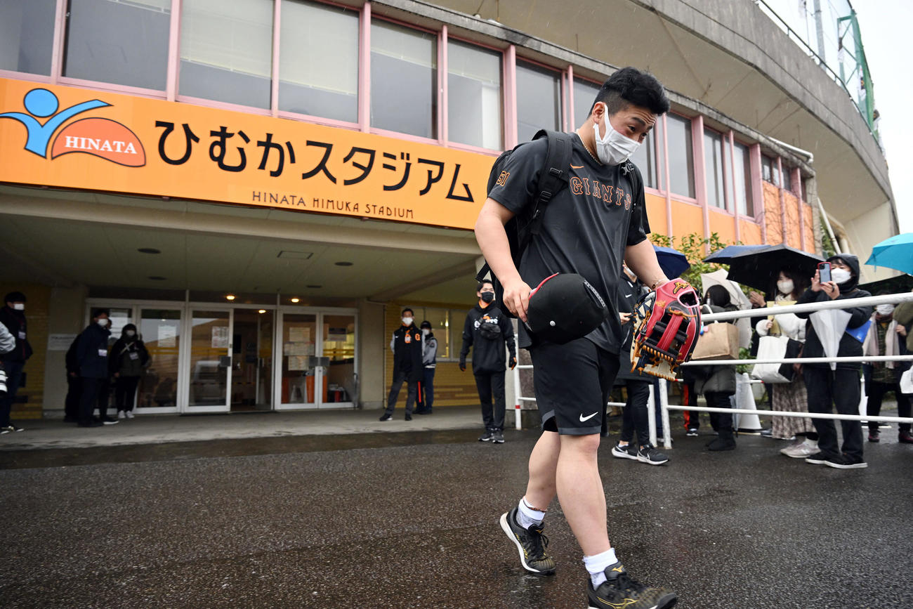 雨に身をかがめながら引き揚げる巨人ドラフト1位浅野（撮影・滝沢徹郎）