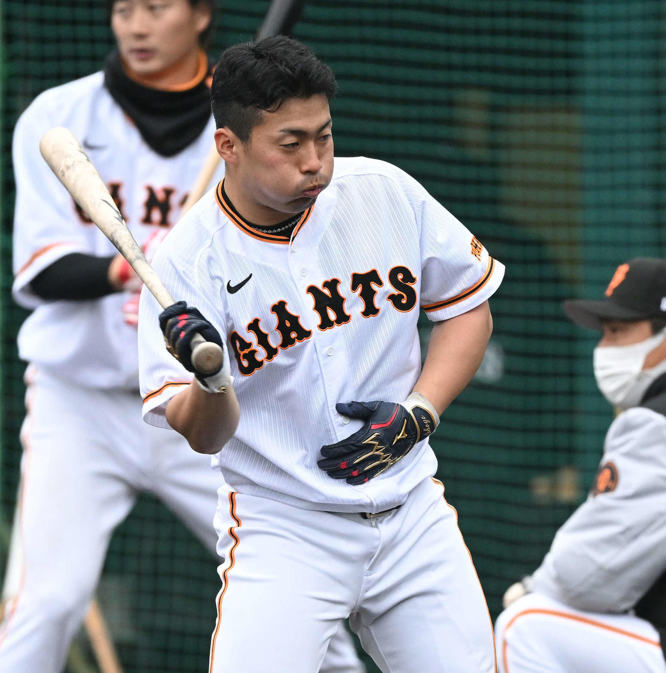 口を膨らませ左手を腹部に当て打撃練習する巨人ドラフト1位浅野（撮影・滝沢徹郎）