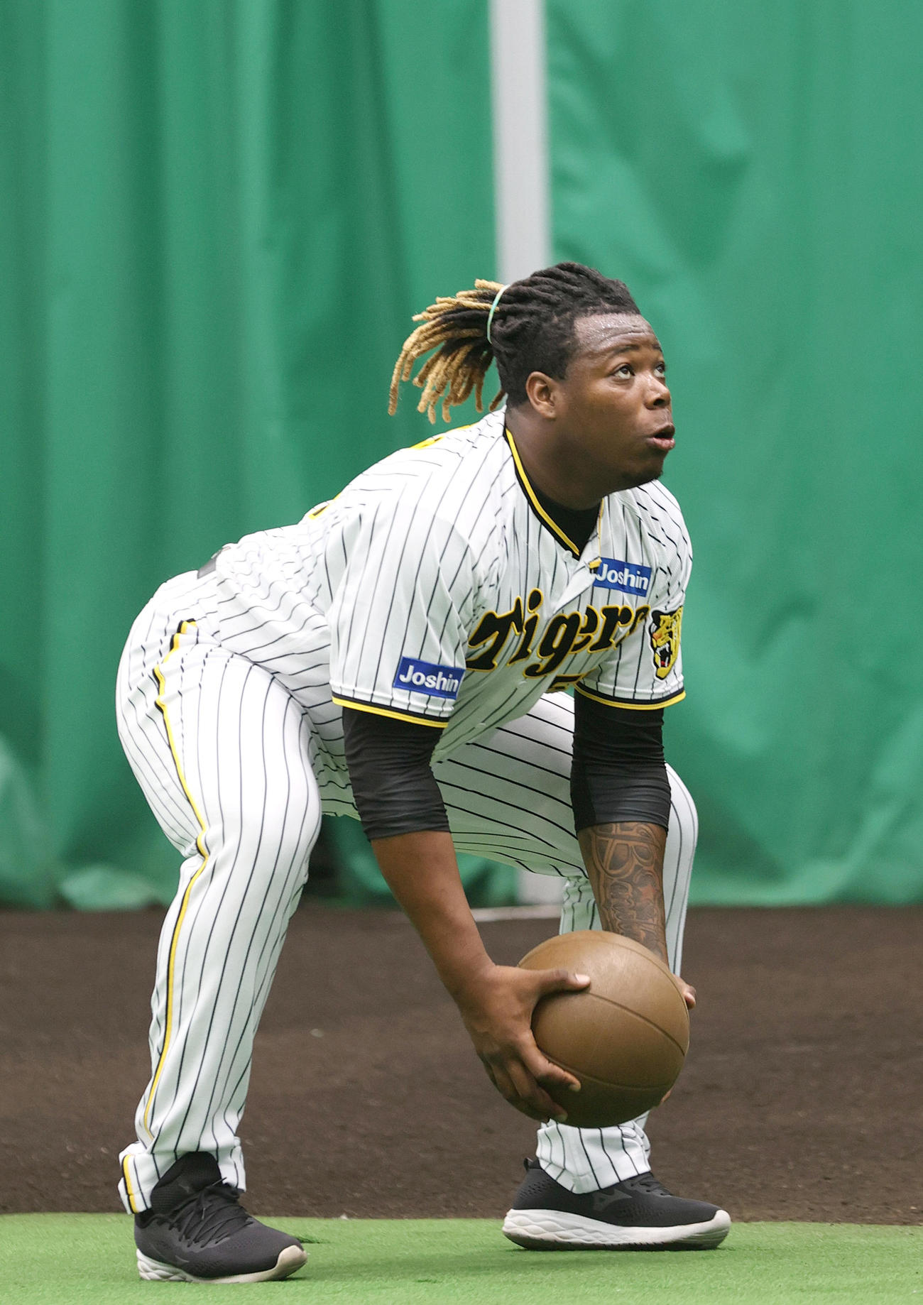 体幹トレーニングに励むミエセス（撮影・上山淳一）