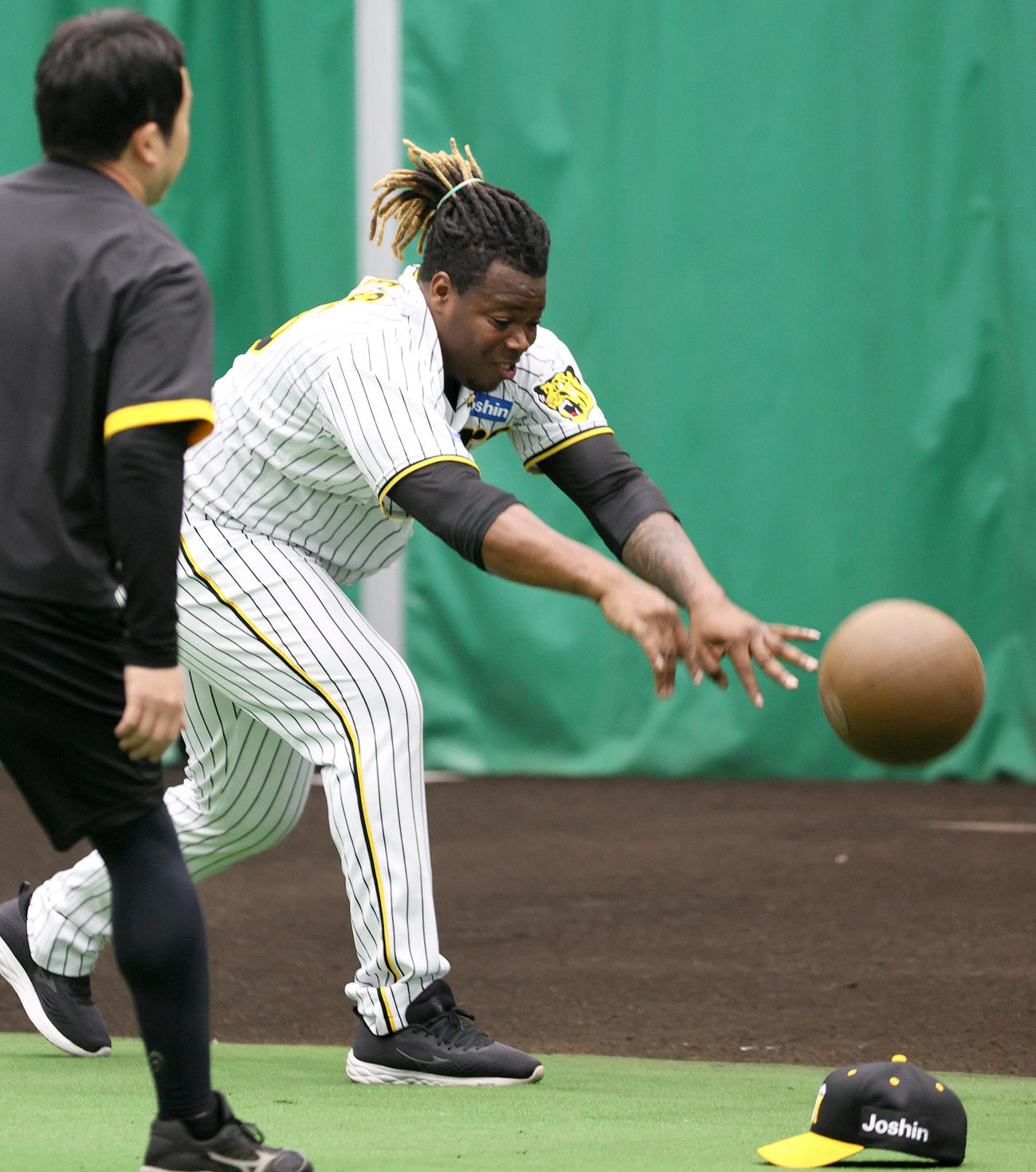 体幹トレーニングに励むミエセス（撮影・上山淳一）