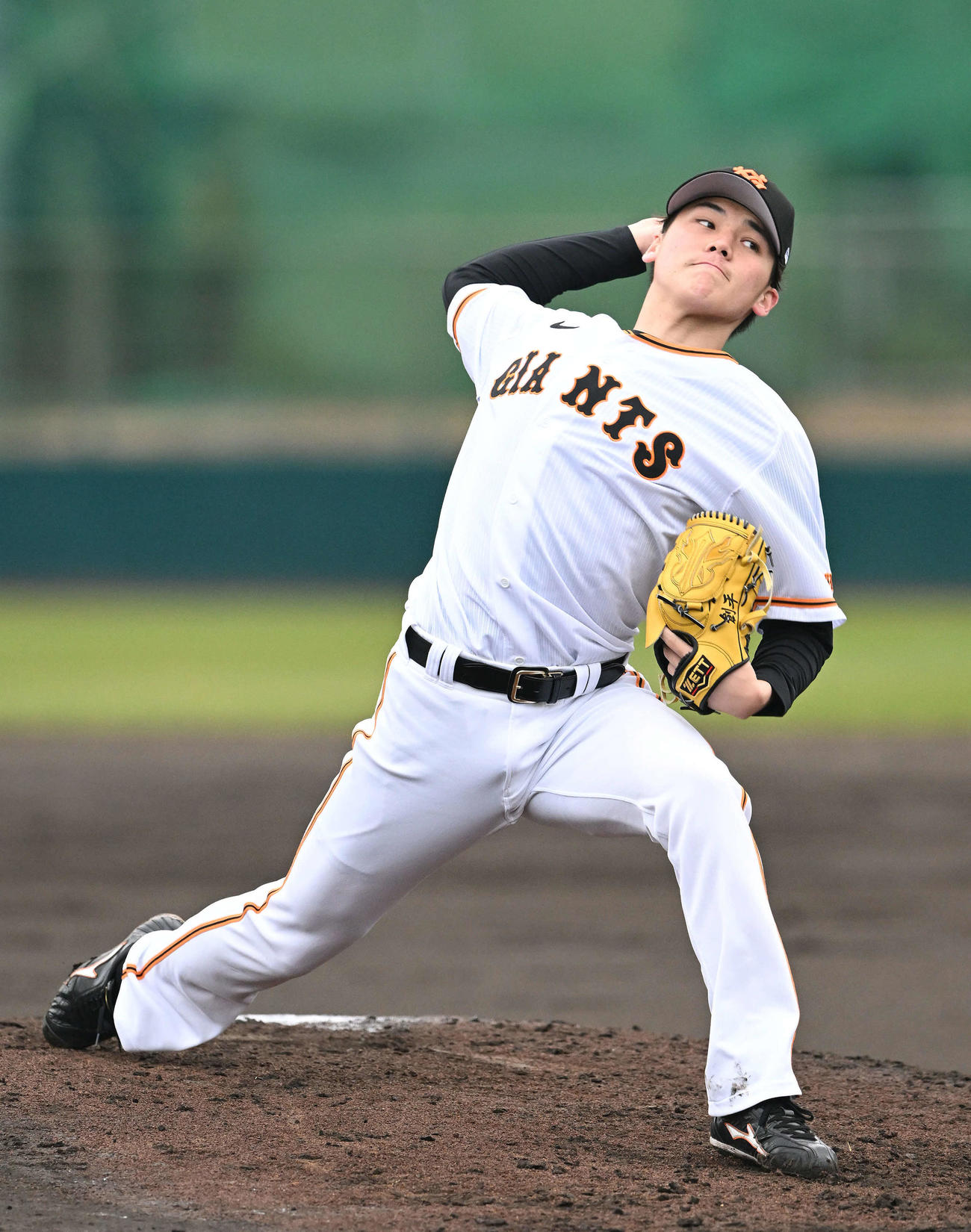 シート打撃で投げる巨人京本（撮影・滝沢徹郎）