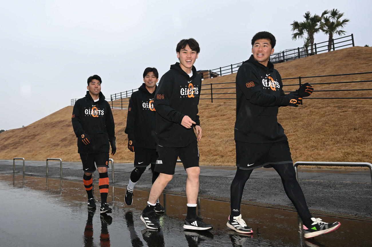 雨の中、ランニングに臨む巨人京本（左から3人）ら。左から育成1位松井、山本、1人おいて代木（撮影・滝沢徹郎）