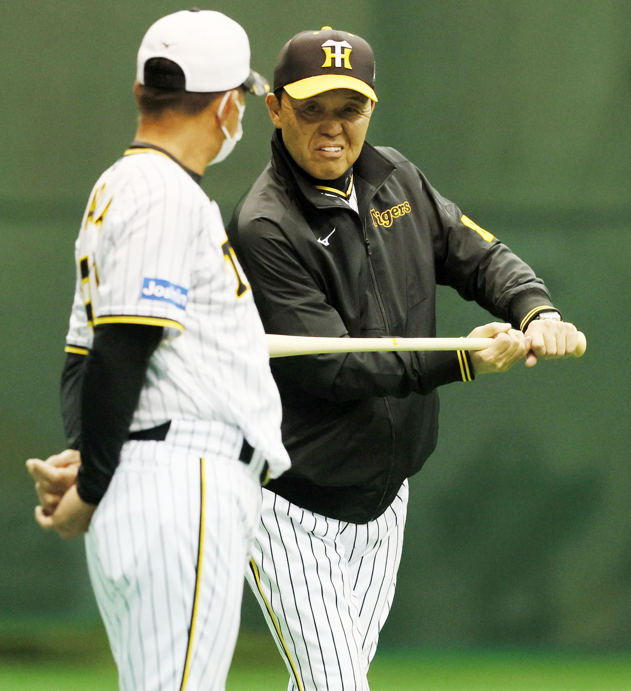 バットを手にコーチ陣と話す岡田監督（撮影・加藤哉）