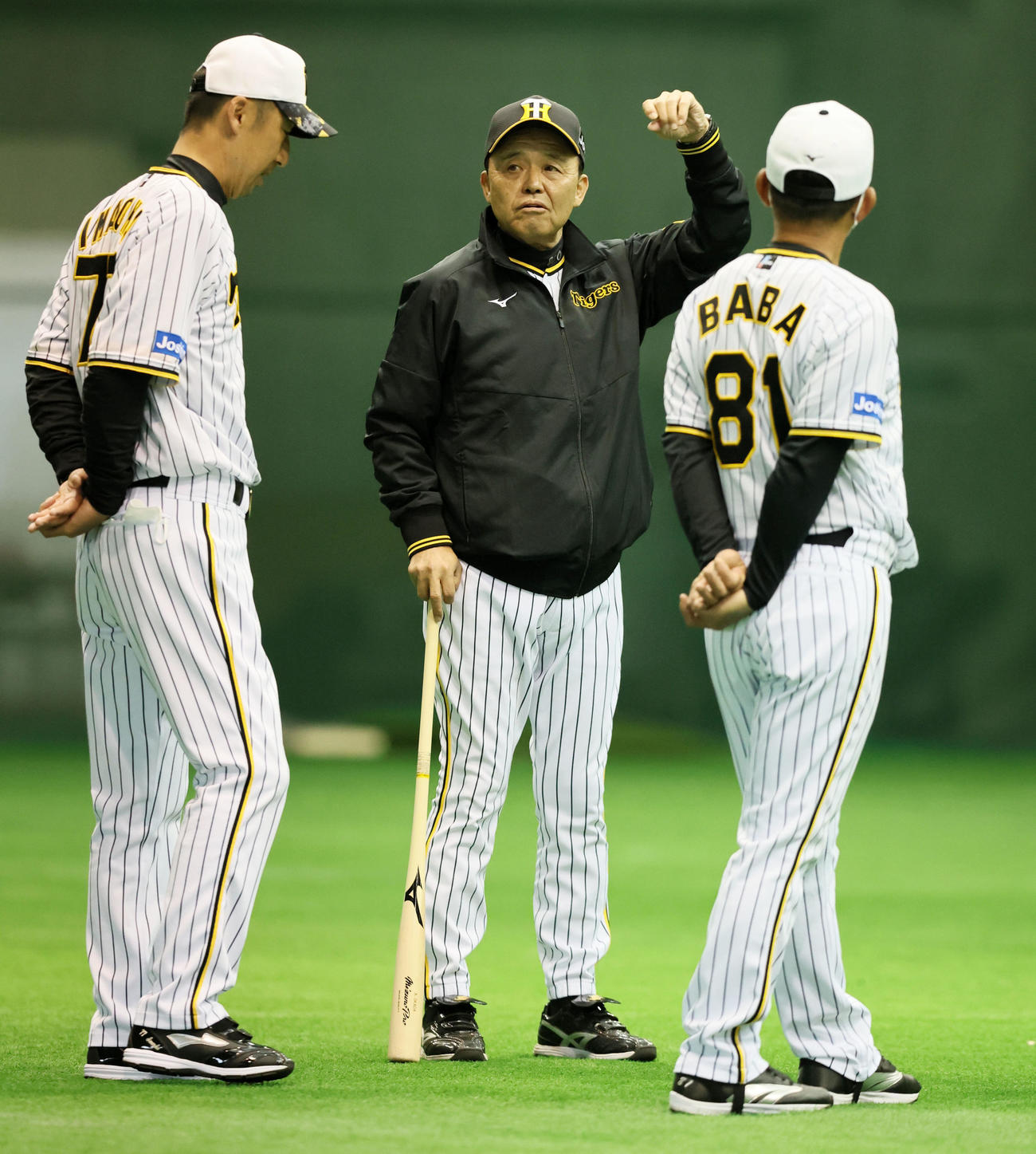 今岡コーチ（左）と話す岡田監督。右は馬場コーチ（撮影・加藤哉）