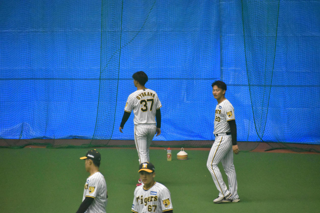 及川雅貴（左）とともに室内で体を動かす阪神森木大智（撮影・波部俊之介）