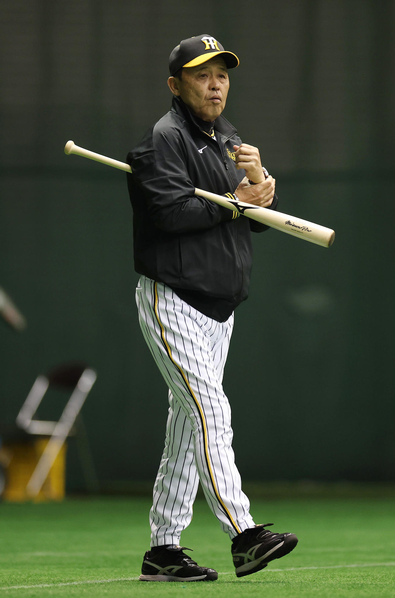 練習を見守る阪神岡田監督（撮影・前田充）