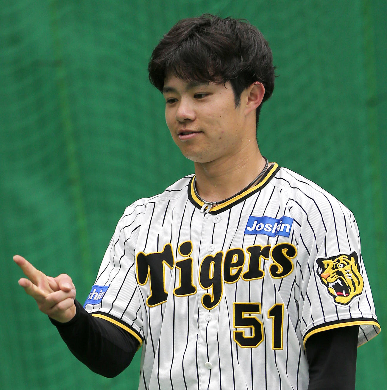 体幹トレーニングでじゃんけんする中野（撮影・上山淳一）