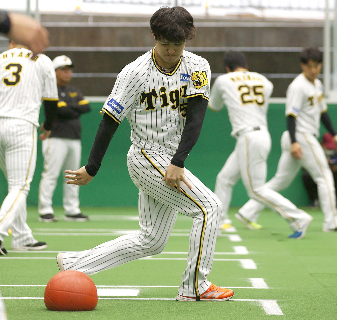 体幹トレーニングで汗を流す中野（撮影・上山淳一）