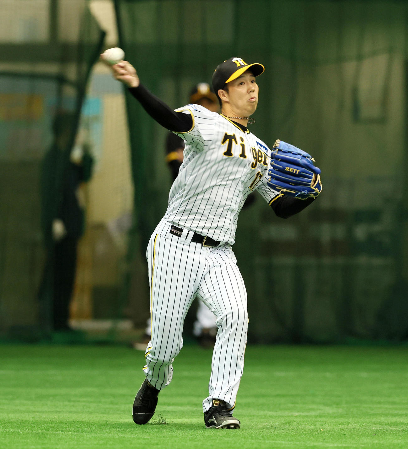 チームプレー練習で二塁へけん制球を投げる青柳（撮影・加藤哉）