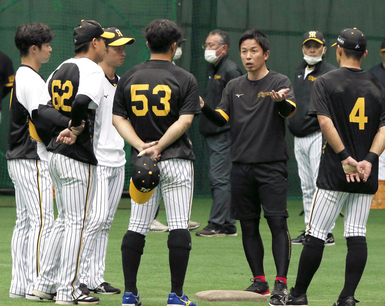 赤星臨時コーチの話を聞く近本（左から3人目）ら。右から2人目は岡田監督（撮影・上山淳一）