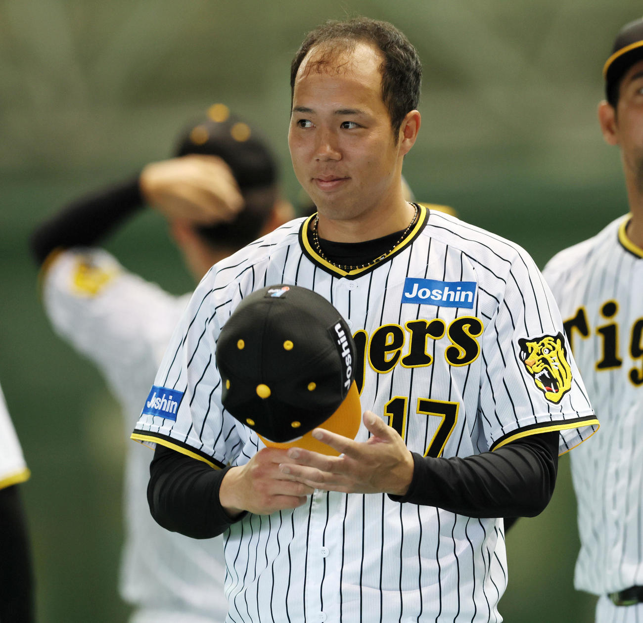 盗塁阻止へ不敵な笑みを見せる！？青柳…（撮影・加藤哉）