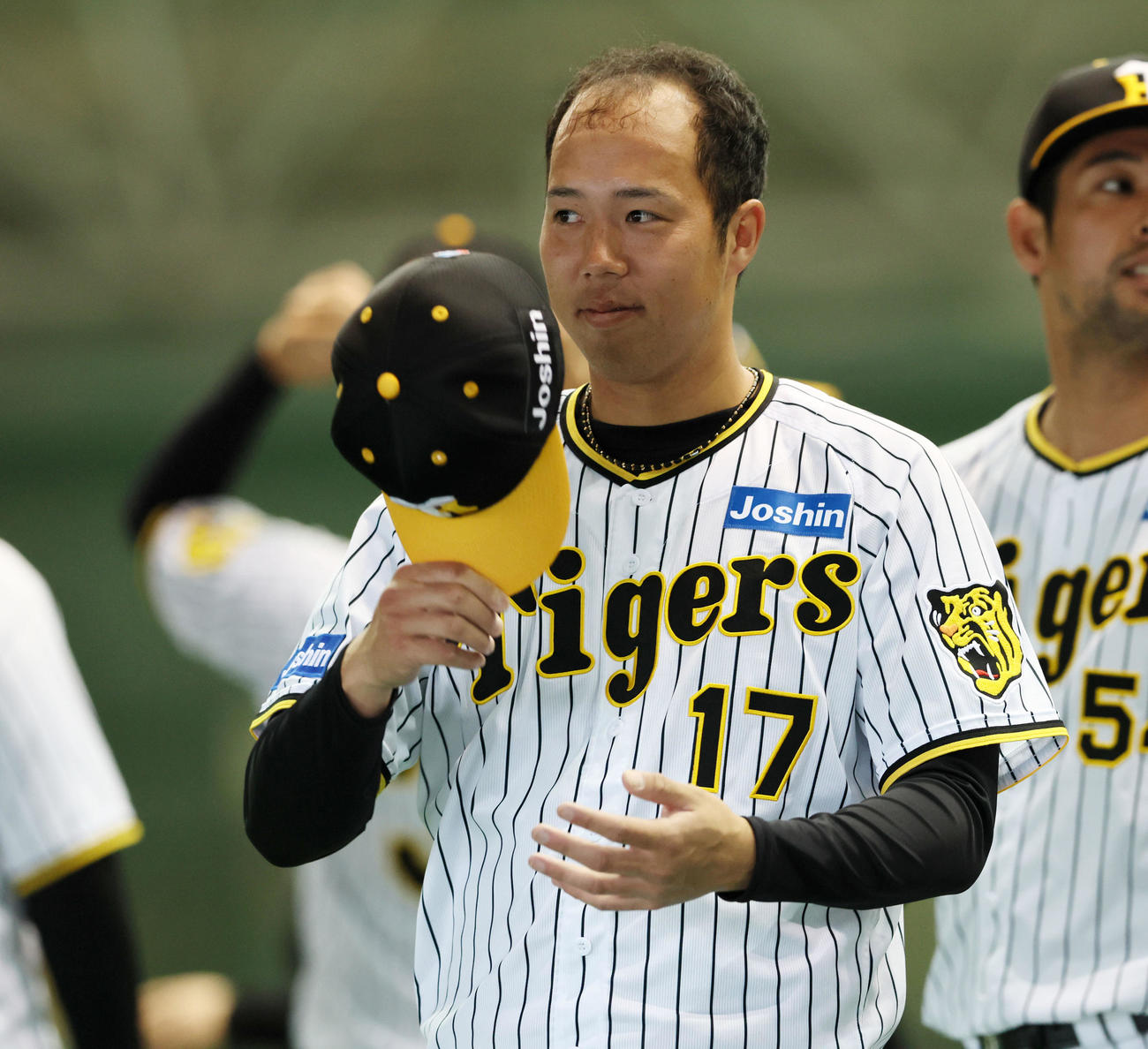 盗塁阻止へ不敵な笑みを見せる！？青柳…（撮影・加藤哉）