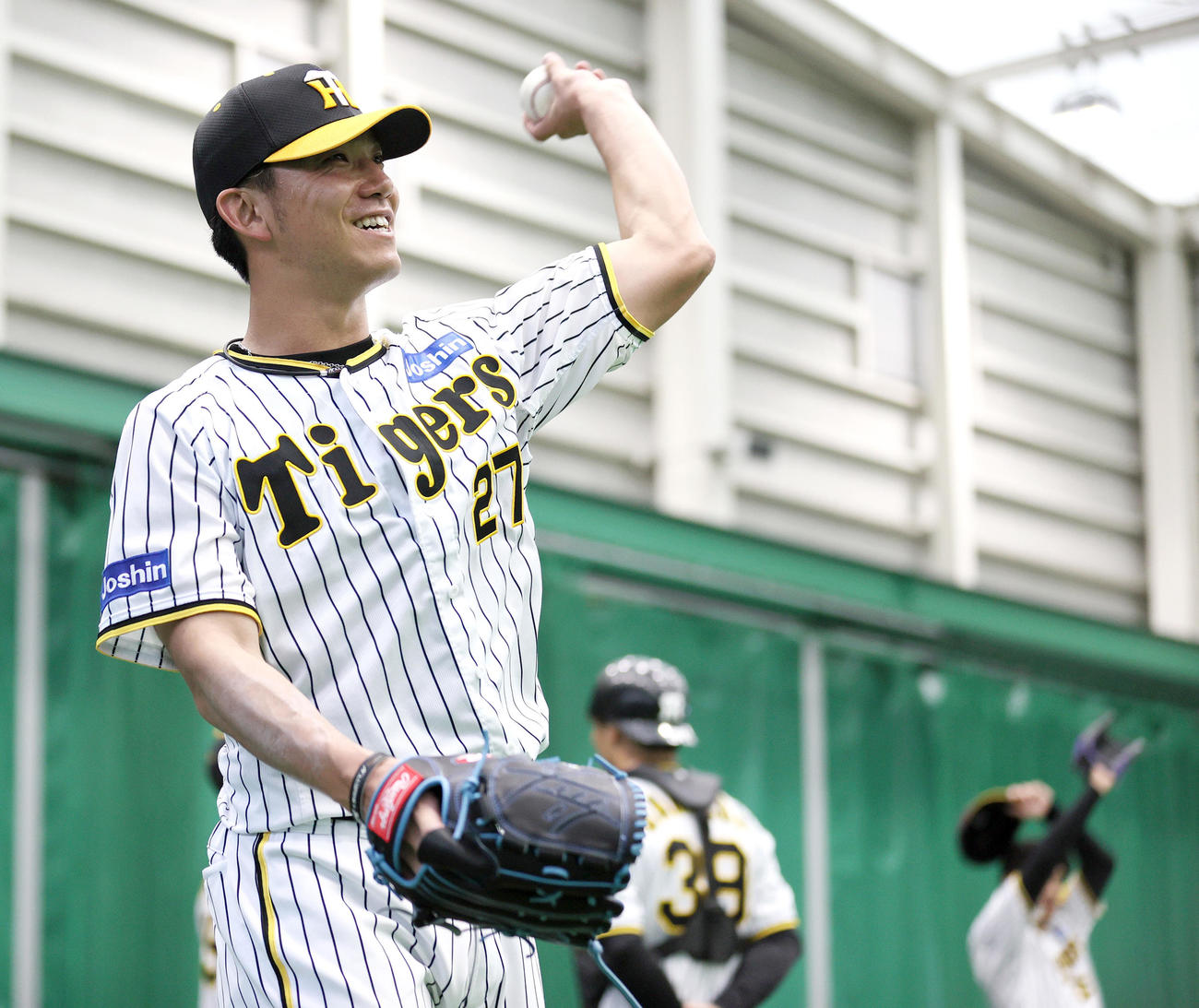 ブルペンで笑顔を見せる伊藤将（撮影・上山淳一）